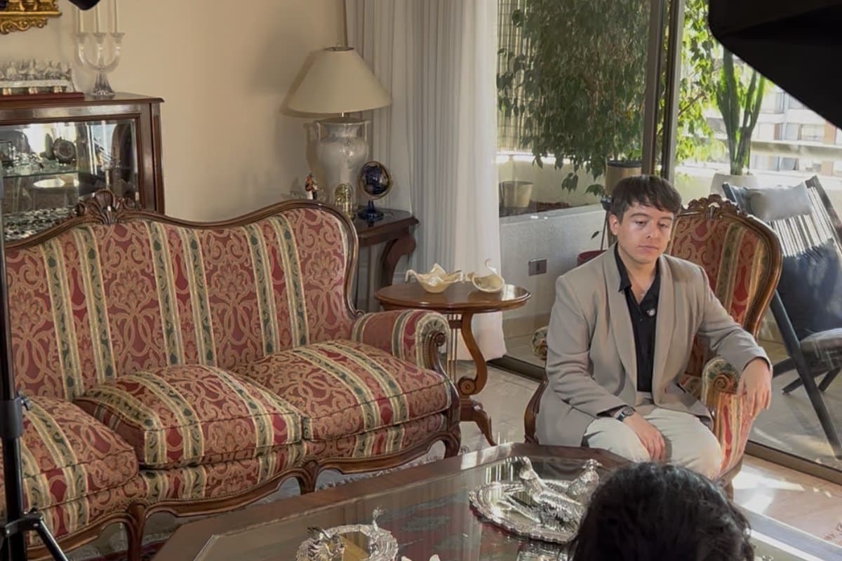Sesión Vortice en inmobiliaria — entrevista a cliente en living de propiedad, Santiago